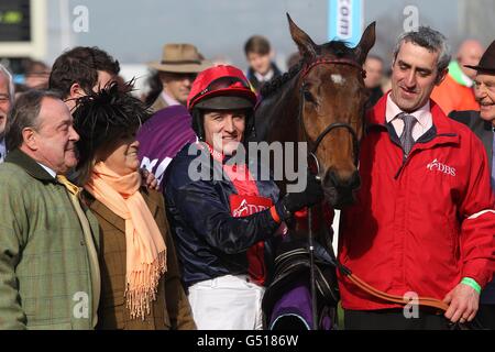 Pferderennen - 2012 Cheltenham Festival - Tag Zwei - Cheltenham Rennbahn. Jockey Barry Geraghty mit Bobs Worth, nachdem er am Ladies Day während des Cheltenham Festivals den RSA Chase gewonnen hatte. Stockfoto