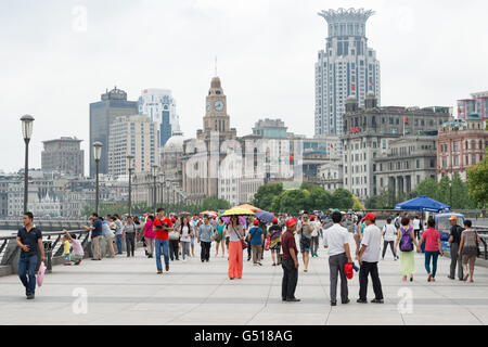 China, Shanghai, lange Uferpromenade The Bund gegenüber der Sonderwirtschaftszone Pudong Stockfoto