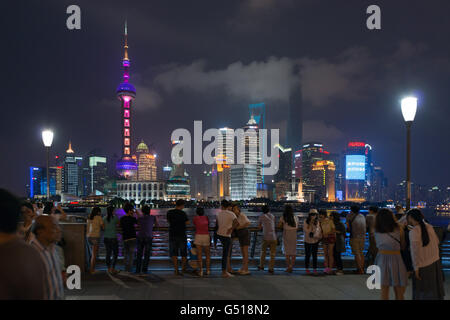 China, Shanghai, Standpunkt gegenüber der Skyline von Pudong mit der berühmten Pearl Tower Stockfoto