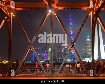 China, Shanghai, Sicht auf die Waibaidu Brücke gegenüber die Skyline von Pudong mit der berühmten Pearl Tower Stockfoto