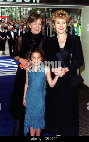 Die Schauspielerin Vanessa Redgrave (L) mit ihrer Enkelin, der 8-jährigen Hannah, Tochter von Joely Richardson, und Lynn Redgrave (R) kommen zur Premiere des Films „Maybe Baby“ im Odeon-Kino Leicester Square, London. Stockfoto