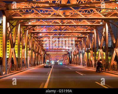 China, Shanghai, Blick entlang der Waibaidu Brücke in Pudong Stockfoto