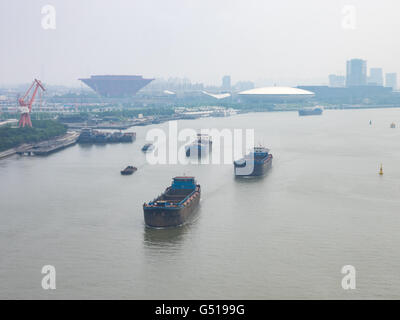 China, Shanghai, Blick auf den Fluss von Shanghai und mehrere Frachtschiffe Stockfoto