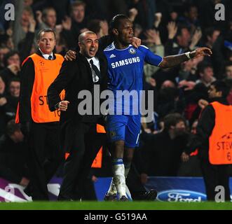 Fußball - UEFA Champions League - 16. Runde - zweites Bein - Chelsea gegen Neapel - Stamford Bridge. Chelseas Didier Drogba (rechts) feiert nach dem letzten Pfiff mit Manager Roberto Di Matteo. Stockfoto