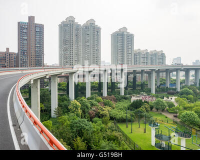 China, Shanghai, großen Verkehr Brücke mit Wohngebäuden im Hintergrund Stockfoto