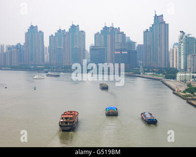 China, Shanghai, Blick auf die Wolkenkratzer über den Huangpu-Fluss Stockfoto