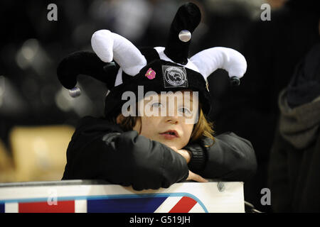 Fußball - npower Football League Championship - Derby County / Nottingham Forest - Pride Park. Ein junger Derby County-Fan zeigt seine Unterstützung auf den Tribünen Stockfoto