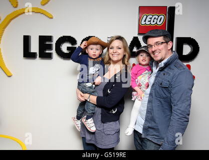 Jo Joyner mit Ehemann Neil Madden und den Kindern Freddie (2) und Edie (2) bei der Ankunft am Legoland Windsor Resort Hotel. DRÜCKEN SIE VERBANDSFOTO. Bilddatum: Freitag, 16. März 2012. Bildnachweis sollte lauten: Steve Parsons/PA Wire Stockfoto