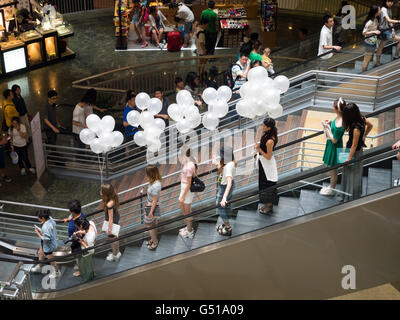 China, Shanghai, Rolltreppe in der Super Brand Mall in Shanghai Stockfoto