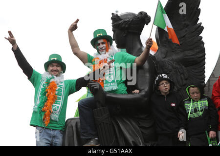 Die Menschen versammeln sich zur St. Patrick's Day Parade in der O'Connell Street, Dublin. Stockfoto