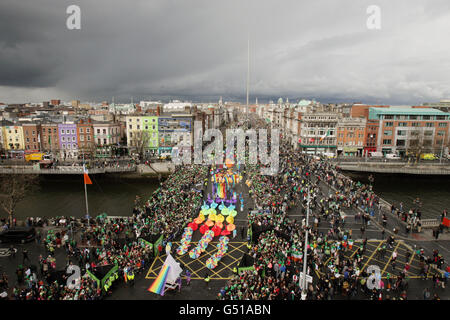 Zur St. Patrick's Day Parade in der O'Connell Street, Dublin, versammeln sich riesige Menschenmassen. Stockfoto