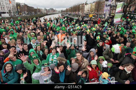 Zur St. Patrick's Day Parade in der O'Connell Street, Dublin, versammeln sich riesige Menschenmassen. Stockfoto