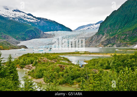 Mendenhall Gletscher, Eisschollen und Berge in der Nähe von Juneau, AK.  Es ist ungefähr 12 Meilen (19 km) lang und befindet sich im Tal Mendenhall Stockfoto