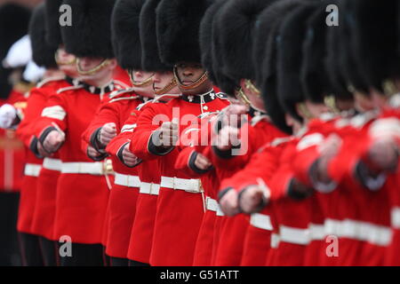 Mitglieder des 1. Bataillons der irischen Garde auf dem Paradeplatz in Mons Barracks, Aldershot. DRÜCKEN SIE VERBANDSFOTO. Bilddatum: Samstag, 17. März 2012. Die Herzogin überreichte den irischen Garden bei einer Parade zum St. Patrick's Day während ihres Besuchs Schamhacken. Siehe PA Geschichte ROYAL Barracks. Bildnachweis sollte lauten: Steve Parsons/PA Wire Stockfoto