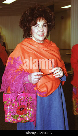 Die Hollywood-Schauspielerin Elizabeth Taylor kommt aus Los Angeles am Flughafen Heathrow an, als sie sich darauf vorbereitet, von der Königin zur Dame gemacht zu werden. Die 68-jährige in Großbritannien geborene Schauspielerin sagte, dass sie begeistert sei, die Ehre zu erhalten und erklärte: „Es ist der Höhepunkt meines Lebens“. * der achtfach verheiratete Star, der den in Wales geborenen Schauspieler Richard Burton zweimal heiratete, schwor, dass sie sich nie wieder an den Knoten binden würde, wenn sie gefragt wurde, ob es derzeit einen Mann in ihrem Leben gäbe. Stockfoto