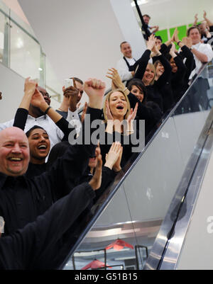 Die Mitarbeiter des Kaufhauses John Lewis im Westfield Einkaufszentrum in Stratford, Ost-London, feiern die Ankündigung, dass der diesjährige Partnerbonus 14 % beträgt. Stockfoto