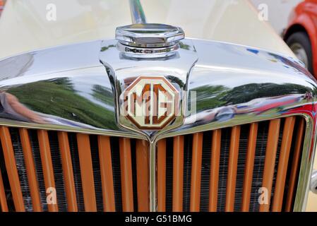 Nahaufnahme von MG-Sportwagen-logo Stockfoto
