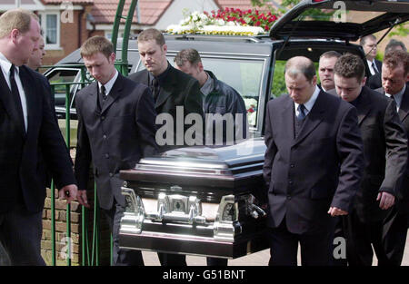 Der Leichenschauer des Computerberaters Paul Gale kommt in der St. Mary and Virgin Church in Pype Hayes, Birmingham, an. Die 28-jährige Birmingham wurde entführt und angeblich von einem eifersüchtigen Rivalen in den USA ermordet. * Er wurde am 27 2000. April, zehn Tage nachdem er von einem Mann, der sich als FBI-Spezialagent ausgab, aus einem Hotel in Kentucky entführt worden war, in einem Sümpfe in New Jersey ermordet aufgefunden. Stockfoto