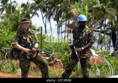 Pte. Ian Cheesman, ein Paragraf aus Hull an einer Fahrzeugkontrolle in Freetown, Sierra Leone mit einem nigerianischen UN-Soldaten. Britische und UN-Kommandeure in Sierra Leone bestätigten heute, dass es zwischen britischen Fallschirmjägern und nigerianischen Soldaten "Reibungen" gegeben habe. *... in dem unruhigen westafrikanischen Land. Aber sowohl britische Streitkräfte als auch Offiziere der Vereinten Nationen in der Hauptstadt Freetown waren entschlossen, Probleme zu verspielen und darauf zu bestehen, dass sie schnell von Kommandanten vor Ort gelöst werden würden. Stockfoto