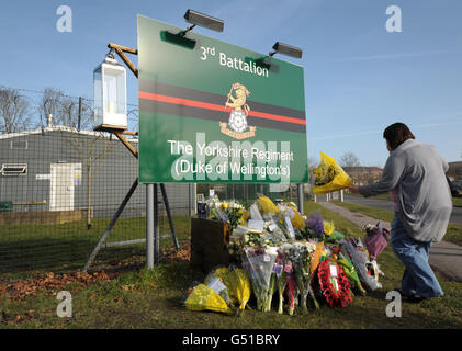 Eine Person zollt der Kaserne des 3. Bataillons des Yorkshire-Regiments in Warminster Wiltshire eine blumige Hommage, nachdem sechs Soldaten bei dem einzigen schlimmsten Angriff auf britische Truppen in Afghanistan seit Beginn der Operationen im Jahr 2001 getötet wurden. Stockfoto