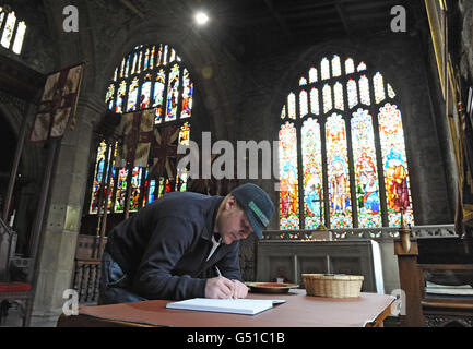 Matthew Bowe, der 18 Jahre lang beim Yorkshire-Regiment diente, unterzeichnet im Halifax Minster, West Yorkshire, ein Kondolenzbuch für die Soldaten, die am Dienstag bei einem Bombenanschlag in Afghanistan getötet wurden. Stockfoto