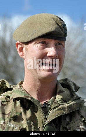 Oberst Zac Stenning, Kommandant des 3. Bataillons das Yorkshire Regiment liest eine Lobrede in den Battlebury Barracks in Warminster Wiltshire, nachdem sechs Soldaten bei dem einzigen schlimmsten Angriff auf britische Truppen in Afghanistan seit Beginn der Operationen im Jahr 2001 getötet wurden. Stockfoto