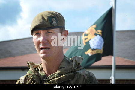 Oberst Zac Stenning, Kommandant des 3. Bataillons das Yorkshire Regiment liest eine Lobrede in den Battlebury Barracks in Warminster Wiltshire, nachdem sechs Soldaten bei dem einzigen schlimmsten Angriff auf britische Truppen in Afghanistan seit Beginn der Operationen im Jahr 2001 getötet wurden. Stockfoto