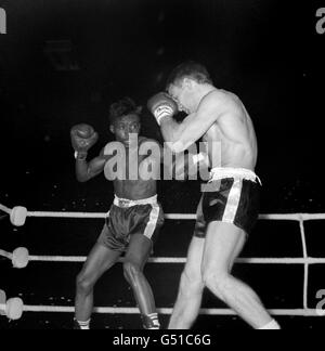 Der Amerikaner Joe Brown (l) und der britische Herausforderer Dave Charnley (r) in den frühen Phasen ihres Kampfes. Joe Brown gewann nach 15 Runden auf Punkte. Der Kampf wurde 1961 Ring Magazine Fight of the Year gewählt. Stockfoto