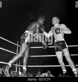 Der britische Herausforderer Dave Charnley (r) fängt den Amerikaner Joe Brown während des Kampfes am Kinn. Joe Brown gewann nach 15 Runden auf Punkte. Der Kampf wurde 1961 Ring Magazine Fight of the Year gewählt. Stockfoto