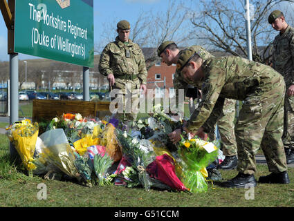 Soldaten ordnen Blumengebete in der Kaserne des 3. Bataillons des Yorkshire-Regiments in Warminster Wiltshire um, nachdem sechs Soldaten bei dem einzigen schlimmsten feindlichen Angriff auf britische Truppen in Afghanistan seit Beginn der Operationen im Jahr 2001 getötet wurden. Stockfoto