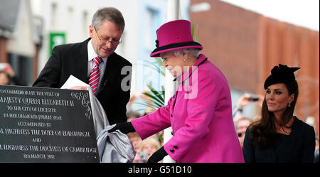 Königin Elizabeth II. Enthüllt während eines Besuchs der Stadt im Rahmen der Diamond Jubilee Tour eine Gedenktafel mit dem Bürgermeister von Leicester, Sir Peter Soulby, am Uhrenturm von Leicester. Stockfoto