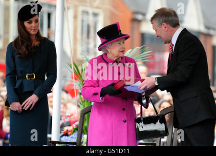 Queen Elizabeth II. Wird ein Buch vom Bürgermeister von Leicester City, Sir Peter Soulby, im Rahmen der Diamond Jubilee Tour im Uhrenturm von Leicester präsentiert. Stockfoto