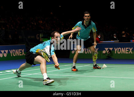 Der englische Andrew Ellis kehrt zurück, beobachtet von Chris Adcock während der Yonex All England Badminton Championships in der National Indoor Arena in Birmingham. Stockfoto