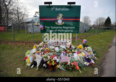 Gerahmte Bilder von (von links nach rechts) Private Christopher Kershaw, Sergeant Nigel Coupe, Corporal Jake Hartley, Private Daniel Wade, Private Daniel Wilford und Private Anthony Frampton sind unter floralen Tribute in der 3. Bataillon der Yorkshire Regiment Kaserne in Warminster, Wiltshire, nachdem die sechs Soldaten bei dem einzigen schlimmsten Angriff auf britische Truppen in Afghanistan seit Beginn der Operationen im Jahr 2001 getötet wurden. Stockfoto