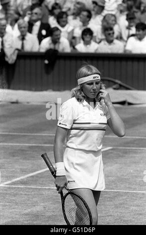 Die 18-minütige Amerikanerin Andrea Jaeger sieht am Center Court niedergeschlagen aus, nachdem die Tschechoslowakerin Martina Navratilova Jaeger in nur 54 Minuten mit 6:0 und 6-3 besiegt hatte, um ihre Wimbledon-Damen-Einzelwertung zu behalten, ihre vierte überhaupt. Stockfoto