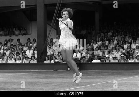 Martina Navratilova aus der Tschechoslowakei hat während Wimbledon gegen die britische Sue Barker vor Gericht 1 Klage erhoben. Navratilova besiegte Barker 6-3, 3-6, 7-5, um das Halbfinale zu erreichen. Stockfoto