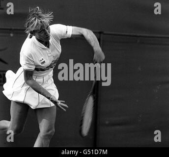 Die ehemalige Wimbledon-Siegerin der Tschechoslowakei, Martina Navratilova, hat vor Gericht zwei gegen das amerikanische Unternehmen Beth Norton geklagt. Navratilova, die Nummer drei, besiegte Norton 6-3, 6-3, um die dritte Runde zu erreichen. Stockfoto