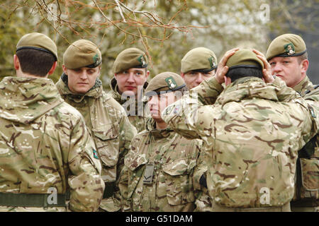 Soldaten des 3. Bataillons des Yorkshire Regiments bei einem Besuch in Copehill Down, einem Trainingsgebiet des Verteidigungsministeriums in Wiltshire. Stockfoto