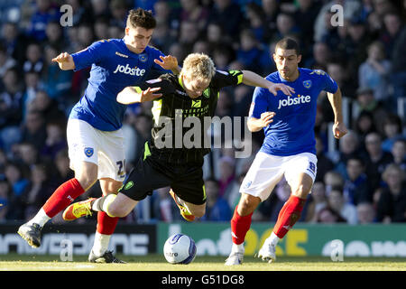 Joel ward von Portsmouth (links) und Luciano Becchio von Leeds United (Mitte) Kampf um den Ball Stockfoto