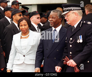 Kommandant Richard Cullen, Metropolitan Police Service Director of Training and Development, rechts, mit dem Präsidenten der Republik Südafrika Thabo Mbeki und seiner Frau am Hendon Police Training College. * mit der ersten Gruppe südafrikanischer 'Scorpions' mit Kappen im Hintergrund. Hendon wurde als eine von nur zwei Einrichtungen weltweit ausgewählt, um diese Eliteeinheit von Verbrecherkämpfern, die sogenannten Scorpions, auszubilden, die eingerichtet wurde, um die Probleme der organisierten Kriminalität und Korruption auf hohem Niveau innerhalb des südafrikanischen Polizeidienstes und des Strafjustizsystems anzugehen. Stockfoto