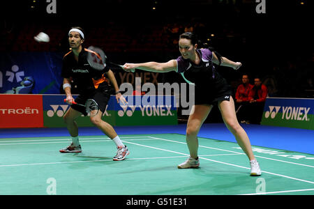 Die Engländerinnen Nathan Robertson (links) und Jenny Wallwork bei ihrem gemischten Doppel-Viertelfinale während der Yonex All England Badminton Championships in der National Indoor Arena in Birmingham. Stockfoto