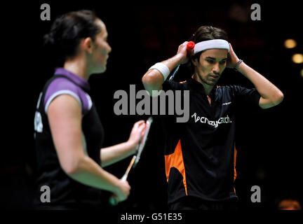 Die Engländerinnen Nathan Robertson (rechts) und Jenny Wallwork sehen bei ihrem gemischten Doppel-Viertelfinalspiel während der Yonex All England Badminton Championships in der National Indoor Arena in Birmingham depriziert aus. Stockfoto