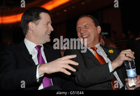 Der stellvertretende Premierminister Nick Clegg (links) und der Parlamentsabgeordnete Simon Hughes teilen einen Witz während der Konferenz-Kundgebung bei der Konferenz-Kundgebung während der Liberaldemokratischen Frühjahrstagung im Sage, Gateshead. Stockfoto