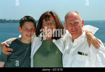 Von links nach rechts: Jamie Bell, Julie Walters und Gary Lewis genießen die Sonne bei einer Fotoaufnahme für Tänzer beim Cannes Film Festival. Der aufstrebende britische Star Jamie Bell offenbarte, dass sein Ehrgeiz darin besteht, ein neuer Johnny Lee Miller oder Jude Law zu werden. * - aber erst, nachdem er seine GCSEs gesessen hat. Der Junge aus Billingham, in der Nähe von Stockton-on-Tees, Cleveland, erhielt einen mitreißenden Empfang für seinen ersten Film Dancer in Cannes. Siehe PA News Story SHOWBIZ Dancer. PA Foto: Toby Melville. Stockfoto