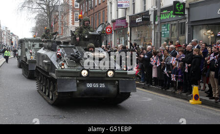 Die Mitglieder der Territorialen Armee marschieren in der Kensington High Street in London, um den Beitrag der Soldaten zu feiern, von denen viele an Überseeoperationen im Irak und in Afghanistan teilgenommen haben. DRÜCKEN Sie VERBANDSFOTO. Bilddatum: Samstag, 10. März 2012. Rund 150 Truppen des Territorialarmee-Regiments The Royal Yeomanry werden heute durch die Straßen von Kensington & Chelsea und Hammersmith & Fulham morgen marschieren, begleitet von ihren Führern (Farben), der Regimentsband der Royal Yeomanry, Und vier getrackte Fahrzeuge die Paraden werden bei privaten Empfängen von gehostet beenden Stockfoto