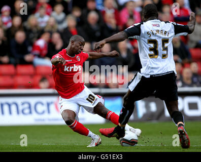 Charlton Athletic's Bradley Wright-Phillips schießt beim Spiel npower Football League One im Valley, London, an Notts County's Damion Stewart vorbei. Stockfoto