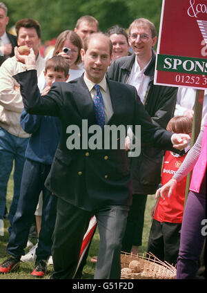 Der Earl of Wessex probiert die Kokosnuss schüchtern bei einem Besuch der Bagshot Millennium Celebrations auf dem Sportplatz der Bagshott Playing Fields Association, wo er und seine Frau, die Gräfin von Wessex, die neuen Tennisplätze des Clubs eröffneten. * das Paar besichtigte die Spielfelder und besuchte einige der 50 Stände, die von Gemeinschaftsgruppen, Sportvereinen und dem örtlichen St. John's Ambulance eingerichtet wurden. Stockfoto