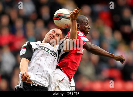 Charlton Athletic's Bradley Wright-Phillips und Notts County's Gavin Mahon konkurrieren um den Ball während der npower Football League One Match im Valley, London. Stockfoto