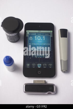 Das Sanofi iBGStar Blutzuckermessgerät (BGM), das direkt an das Apple iPhone und den iPod touch angeschlossen wird, ermöglicht es Menschen mit Insulin-abhängigem Diabetes, den Blutzuckerspiegel zu verwalten. Stockfoto