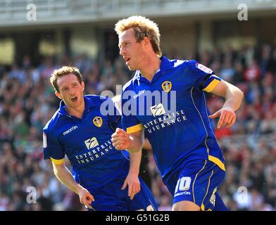 Fußball - npower Football League Championship - Middlesbrough gegen Leeds United - Riverside Stadium. Luciano Becchio von Leeds United (rechts) feiert das zweite Tor seiner Spieleseite Stockfoto